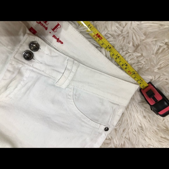 Elle Paris New York Tokyo 2 buttonwhite crop Capri jeans. Flap pickets!❤️❤️ - Picture 5 of 11